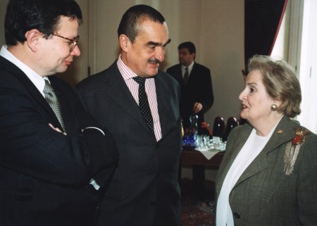 S Madeleine Albrightovou a Alexandrem Vondrou
