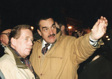 Václav Havel s Karlem Schwarzenbergem při zkoušce nového osvětlení Hradu